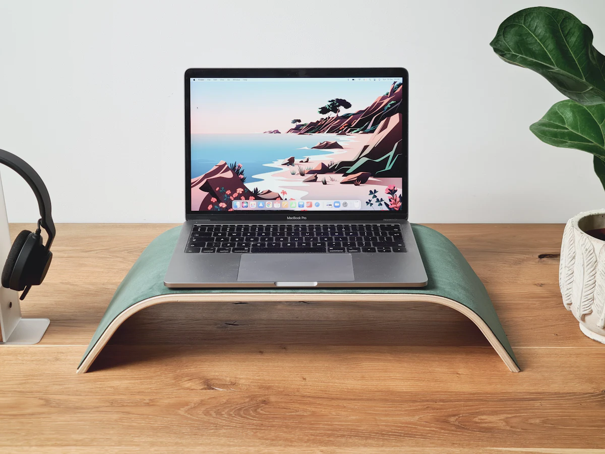 Laptop auf einem aufgeräumten Holzschreibtisch